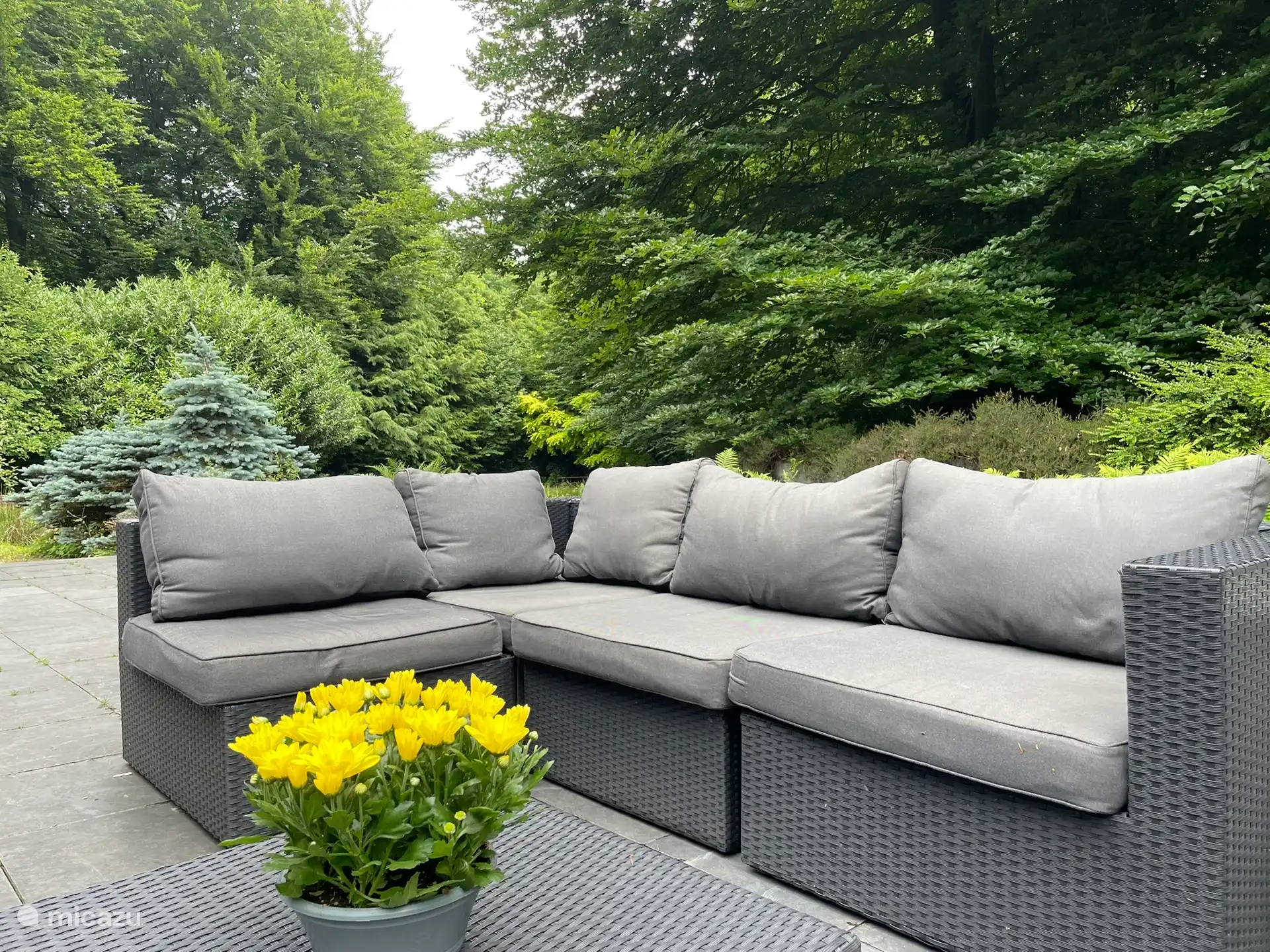 Zitje op terras bij villa