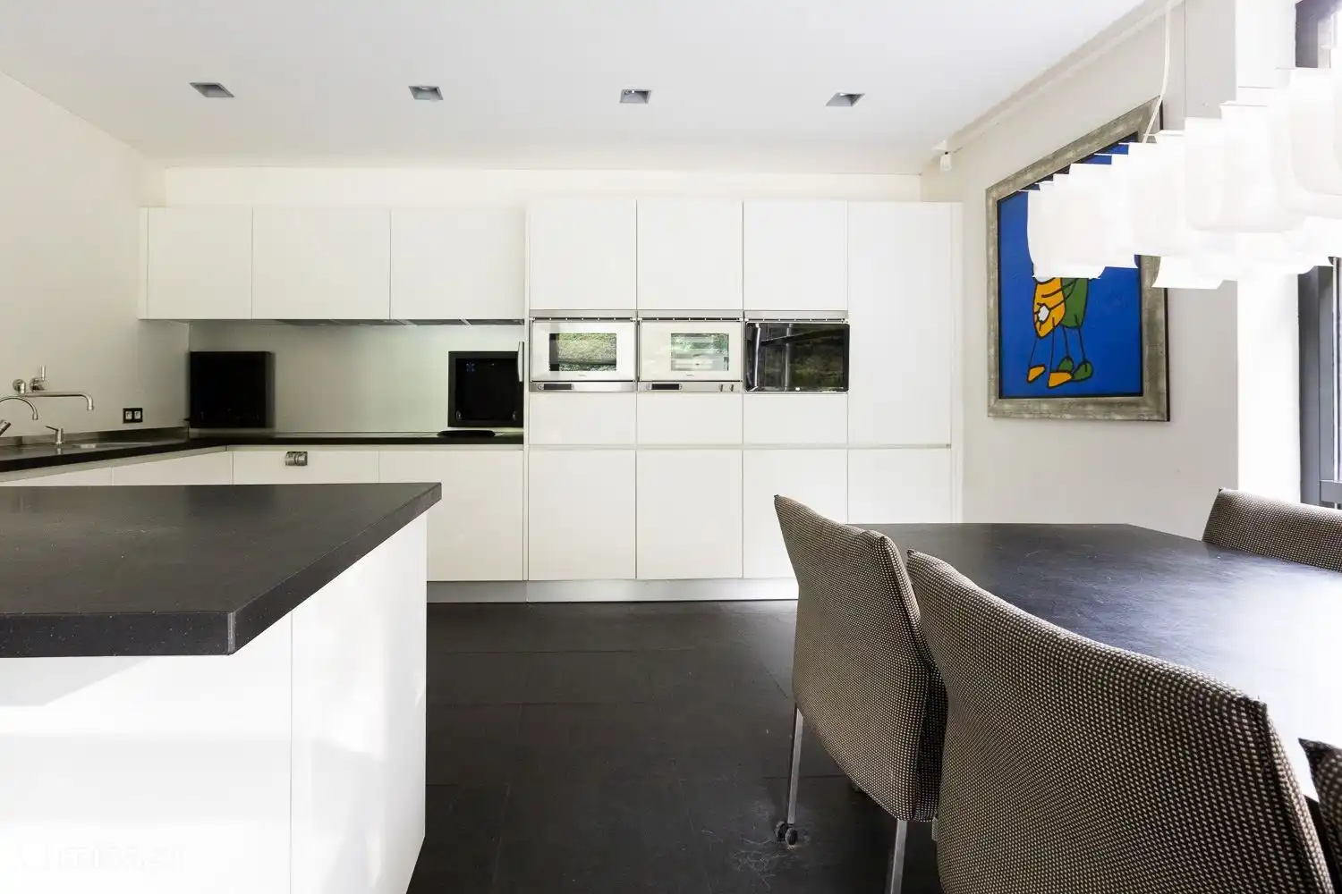 Keuken met eettafel in The Villa