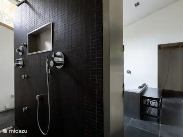 HoraHomes Hébergement de groupe | Pays-Bas, Gueldre, Bennekom - maison de vacances Douche double dans la salle de bain du premier étage
