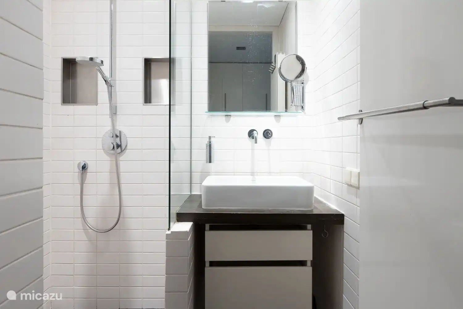 Kleine badkamer in souterrain