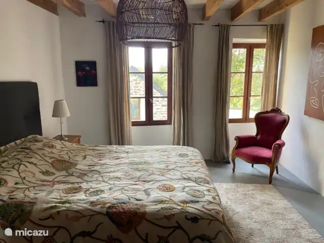 Maison de vacances Villejaleix | France, Allier, Saint-Fargeol - gîte / cottage Bienvenue dans le monde de la simplicité élégante et du charme intemporel. Notre chambre typiquement française respire l’élégance, avec des couleurs douces, des détails raffinés et une atmosphère chaleureuse qui vous embrasse pour une nuit de sommeil reposante.