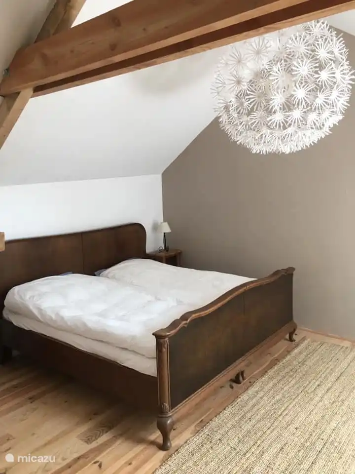 Évadez-vous dans notre jolie chambre mansardée, où un lit double confortable attend les rêveurs et les aventuriers