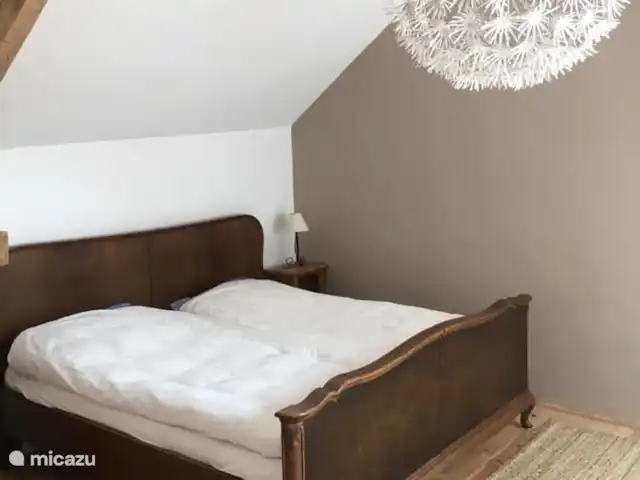 Maison de vacances Villejaleix | France, Allier, Saint-Fargeol - gîte / cottage Évadez-vous dans notre jolie chambre mansardée, où un lit double confortable attend les rêveurs et les aventuriers
