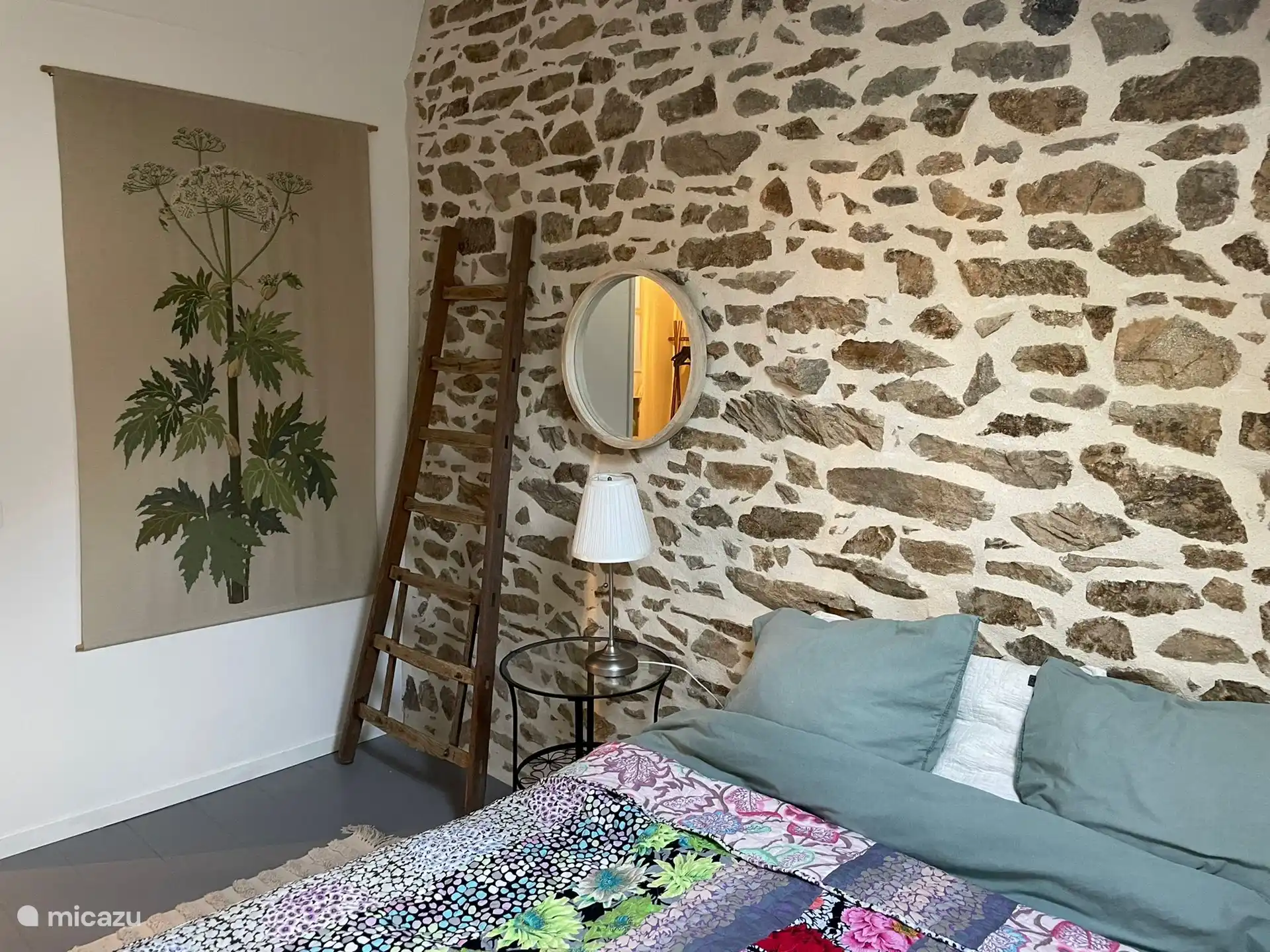 Le grenier supplémentaire dispose de deux chambres supplémentaires et d’une salle de bains privative. Cette chambre mansardée est située dans la maison principale. Si vous souhaitez louer ce grenier supplémentaire, vous pouvez l’indiquer lors de votre réservation.  