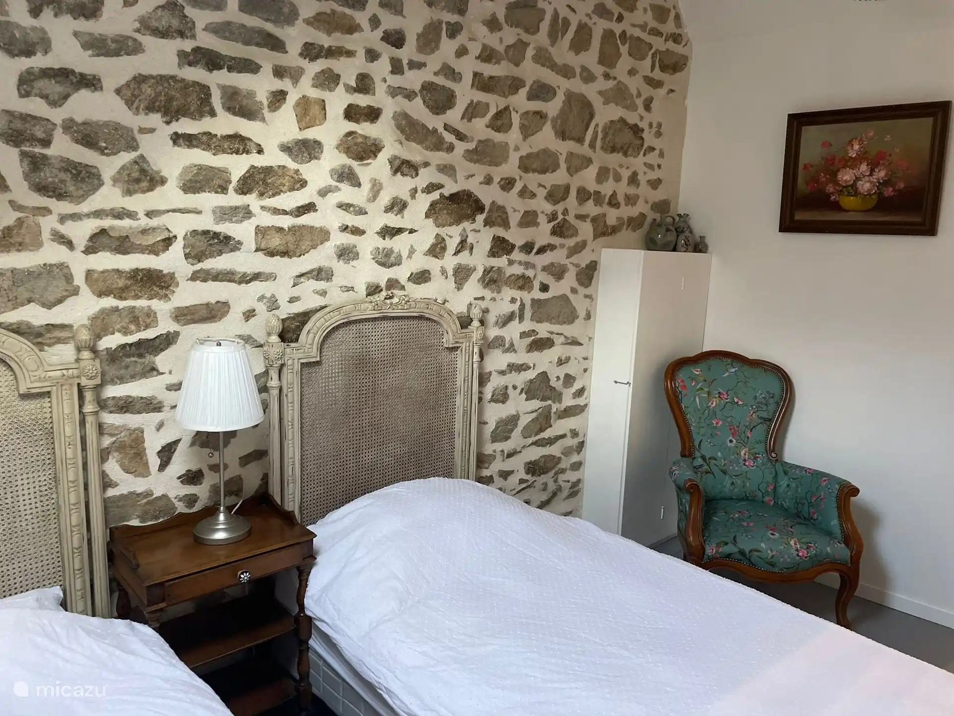 Le grenier supplémentaire dispose de deux chambres supplémentaires et d’une salle de bains privative. Cette chambre mansardée est située dans la maison principale. Si vous souhaitez louer ce grenier supplémentaire, vous pouvez l’indiquer lors de votre réservation.  