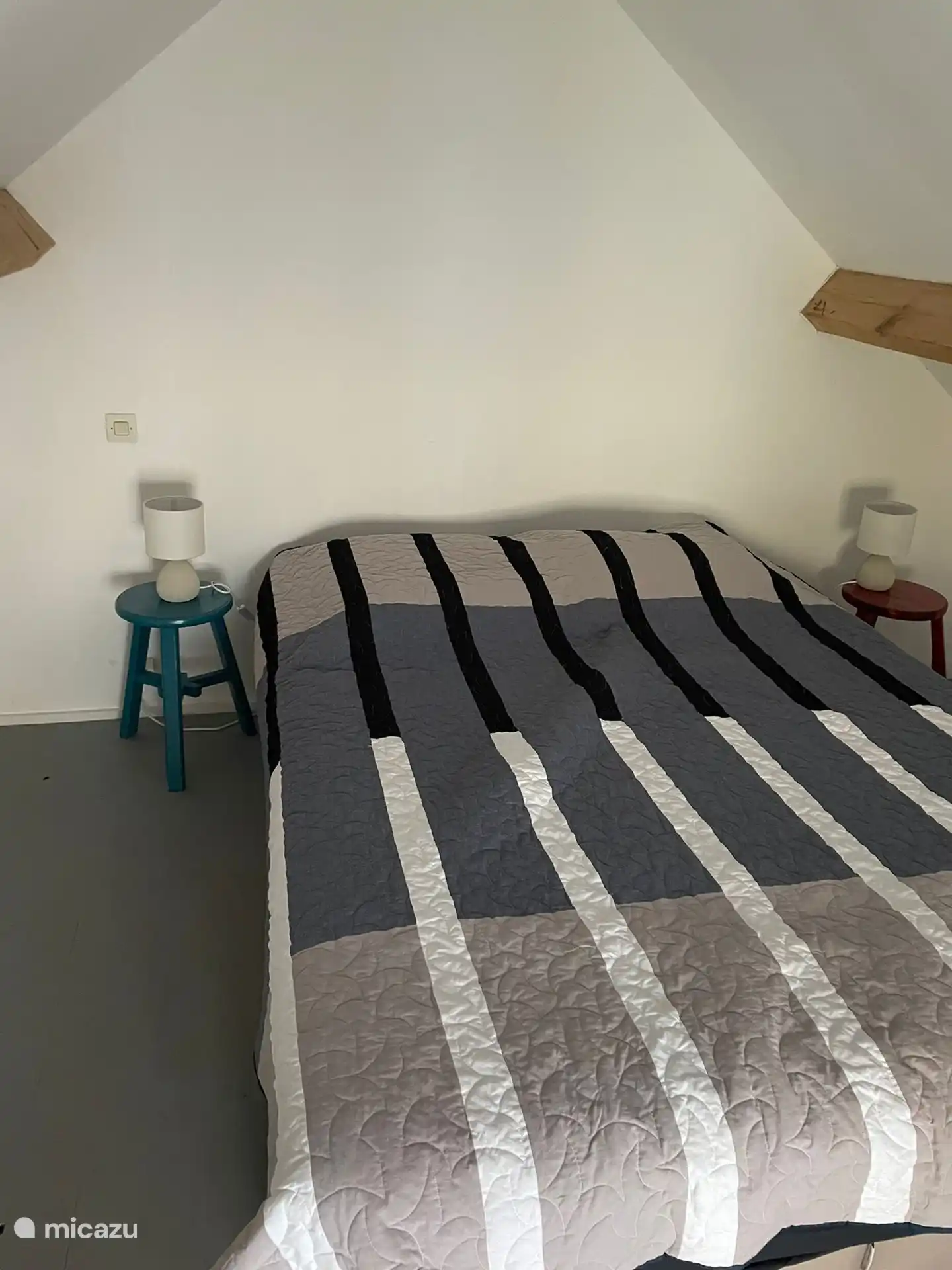 Évadez-vous dans notre chambre mansardée atmosphérique, où un lit double confortable attend les rêveurs et les aventuriers