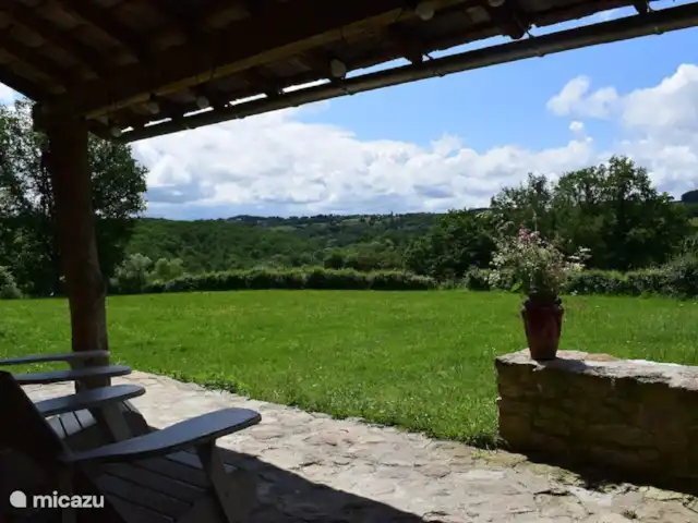 Maison de vacances Villejaleix | France, Allier, Saint-Fargeol - gîte / cottage Découvrez la beauté à couper le souffle de notre oasis. Depuis notre terrasse, s'étend le vaste panorama sur les collines verdoyantes d'Auvergne, un régal visuel pour les sens. Ici horizon et nature se confondent pour une vue inoubliable.