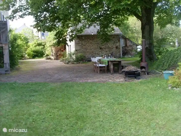 Notre joli coin de restauration sous le majestueux tilleul. Savourez de délicieux repas au milieu d'une splendeur naturelle, où chaque bouchée devient un moment de pur plaisir