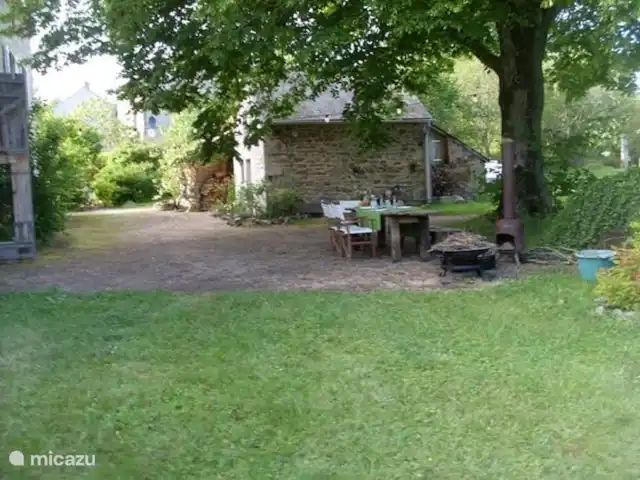 Maison de vacances Villejaleix | France, Allier, Saint-Fargeol - gîte / cottage Notre joli coin de restauration sous le majestueux tilleul. Savourez de délicieux repas au milieu d'une splendeur naturelle, où chaque bouchée devient un moment de pur plaisir