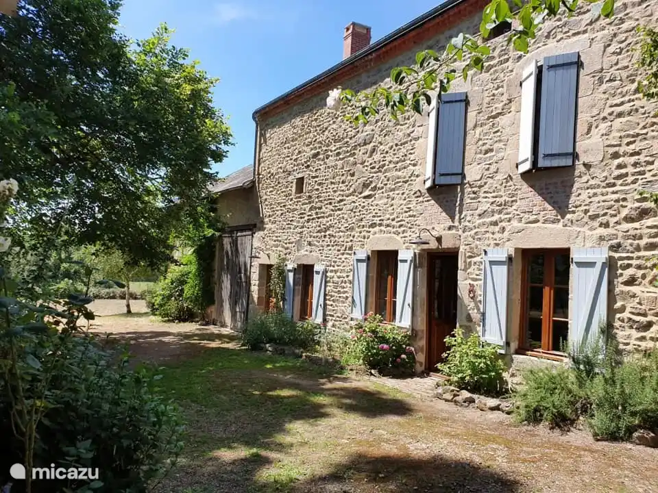 Ce n’est pas n’importe quelle maison de vacances ; c’est un endroit où le temps s’arrête et où vous pourrez découvrir le charme envoûtant des collines françaises.