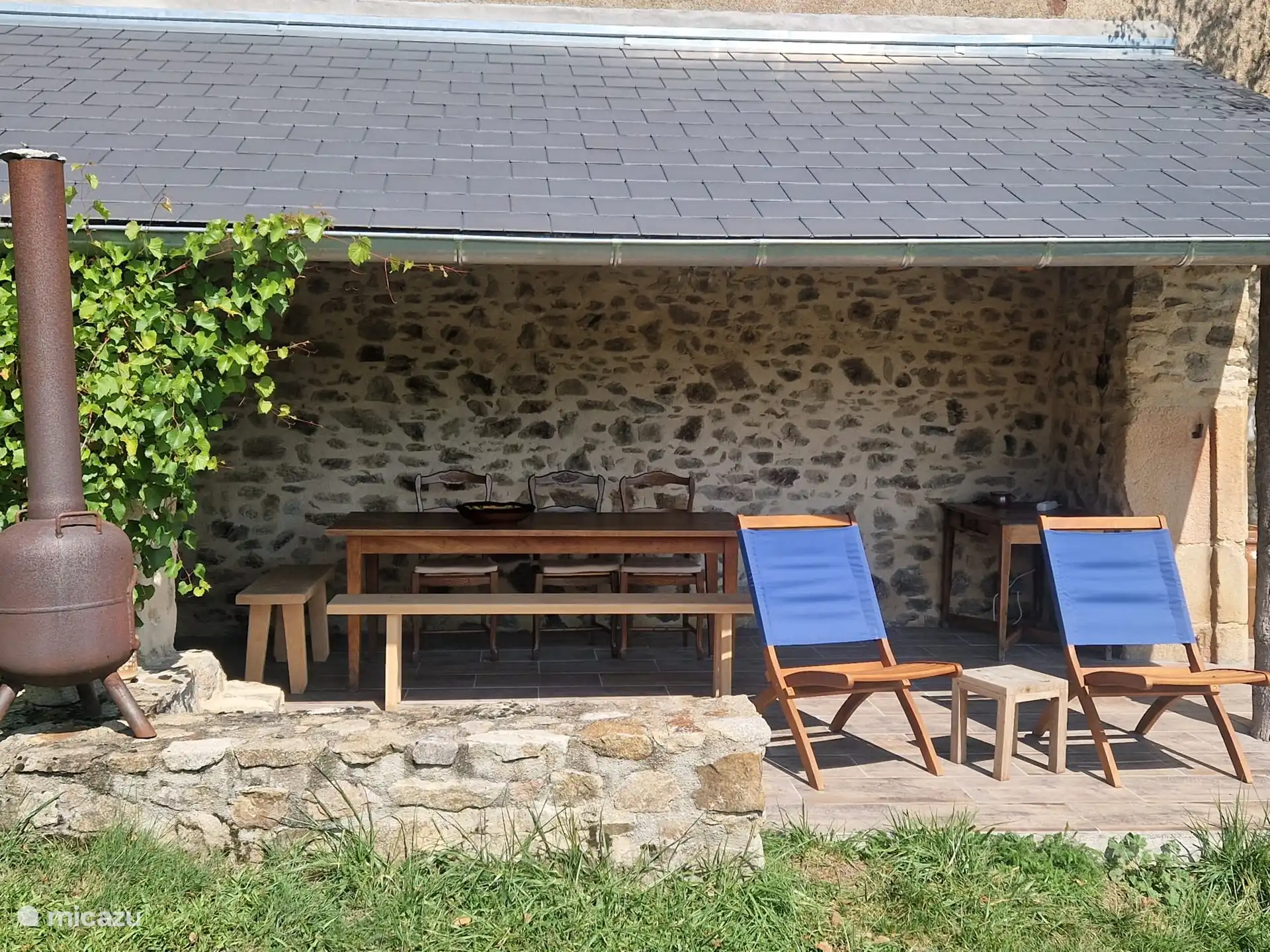 Découvrez la beauté à couper le souffle de notre oasis. De notre terrasse, le large panorama sur les collines verdoyantes d’Auvergne s’étire, un régal visuel pour les sens. Ici, l’horizon et la nature se confondent pour une vue inoubliable.