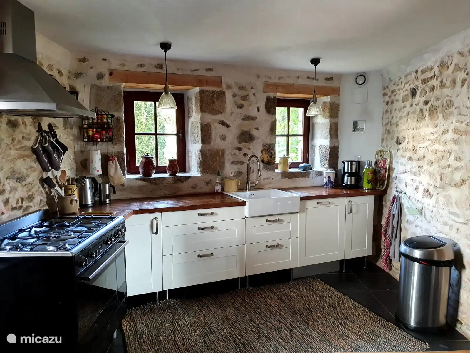 La jolie cuisine est équipée de toutes les commodités et du confort. Notre cuisine, où les ingrédients frais s'associent avec une touche de charme français. C'est ici que se créent les souvenirs et découvrent les saveurs. Bienvenue dans l'âme chaleureuse de notre maison de vacances.