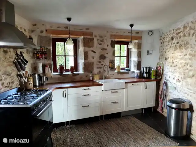 Maison de vacances Villejaleix | France, Allier, Saint-Fargeol - gîte / cottage La jolie cuisine est équipée de toutes les commodités et du confort. Notre cuisine, où les ingrédients frais s'associent avec une touche de charme français. C'est ici que se créent les souvenirs et découvrent les saveurs. Bienvenue dans l'âme chaleureuse de notre maison de vacances.