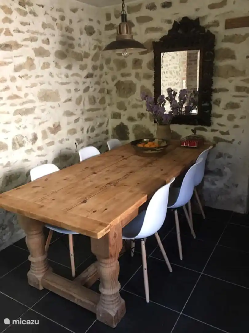 Des souvenirs se créent et des aventures gustatives se vivent à cette table de cuisine !
Le lieu où les familles se réunissent, où les amis rient et où de délicieux repas se partagent. Il ne s’agit pas seulement de nourriture ; c'est là que des histoires se créent et que les amitiés se renforcent. Goûtez à la magie du moment.