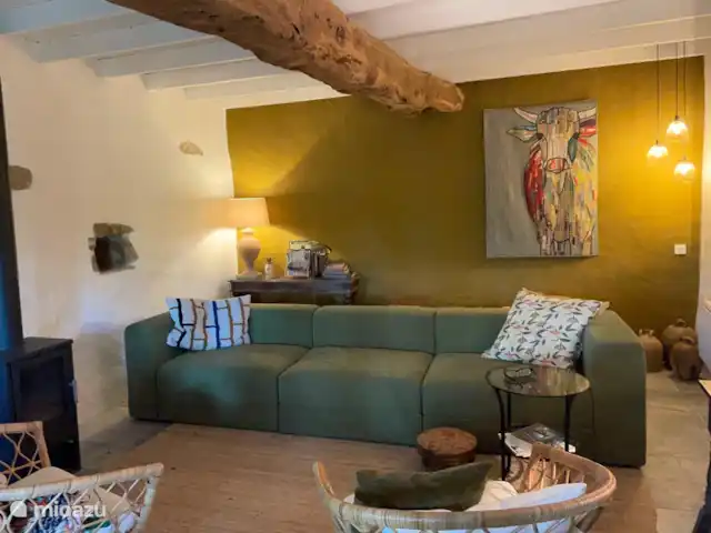 Maison de vacances Villejaleix | France, Allier, Saint-Fargeol - gîte / cottage Le salon cosy, où l’ambiance est à la maison !
Une étreinte chaleureuse de confort et de convivialité. Ce salon est imprégné d’une atmosphère familiale, parfaite pour se détendre, partager et créer des moments inoubliables. Bienvenue au cœur de notre maison de vacances !
