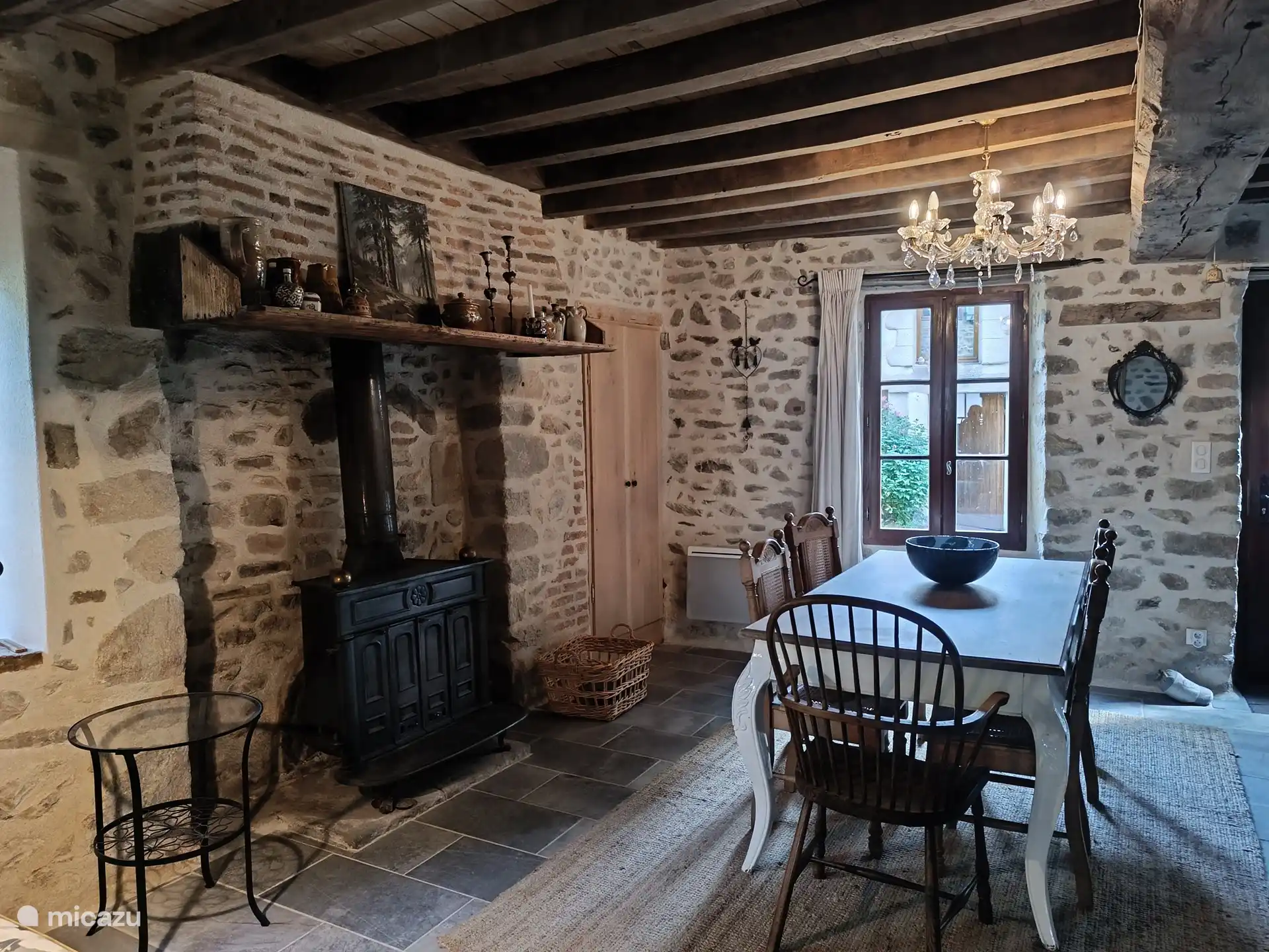 Lors des soirées froides, notre cheminée confortable offre non seulement de la chaleur, mais aussi une ambiance enchanteresse. Laissez les flammes dansantes vous envelopper pendant que vous appréciez le confort et le confort que cet endroit a à offrir.