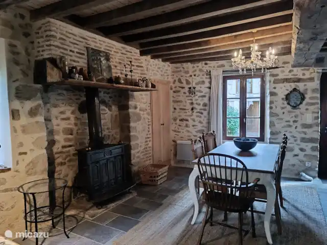 Maison de vacances Villejaleix | France, Allier, Saint-Fargeol - gîte / cottage Lors des soirées froides, notre cheminée confortable offre non seulement de la chaleur, mais aussi une ambiance enchanteresse. Laissez les flammes dansantes vous envelopper pendant que vous appréciez le confort et le confort que cet endroit a à offrir.