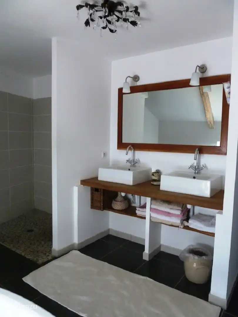 Entrez dans une oasis de confort et d'élégance. Notre luxueuse salle de bain avec double vasque vous invite à vous reposer et à vous rafraîchir. Profitez du sentiment d'opulence en vous plongeant dans cette expérience de salle de bain raffinée.