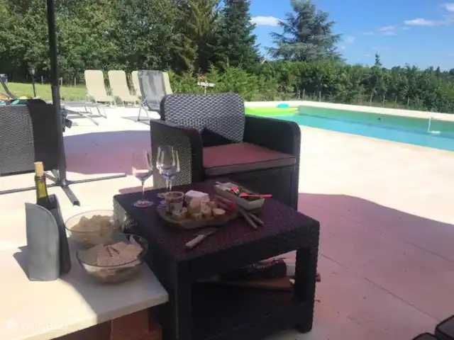 Le tilleul | France, Dordogne, Coux-et-Bigaroque - maison de vacances boissons à la piscine