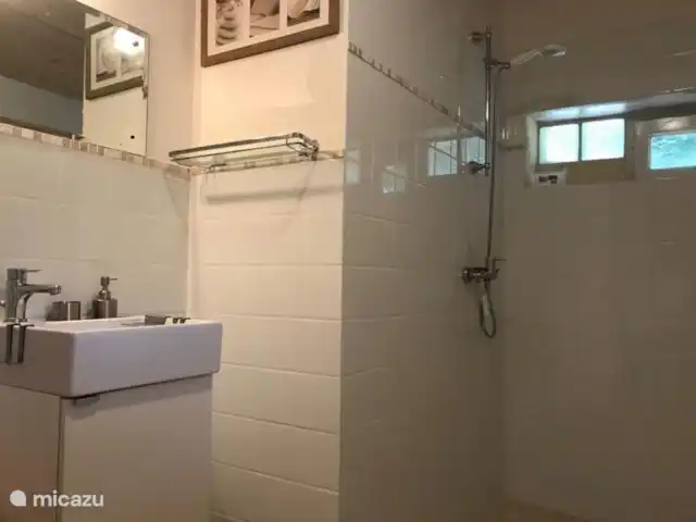Le tilleul | France, Dordogne, Coux-et-Bigaroque - maison de vacances salle de bain à côté de la chambre turquoise