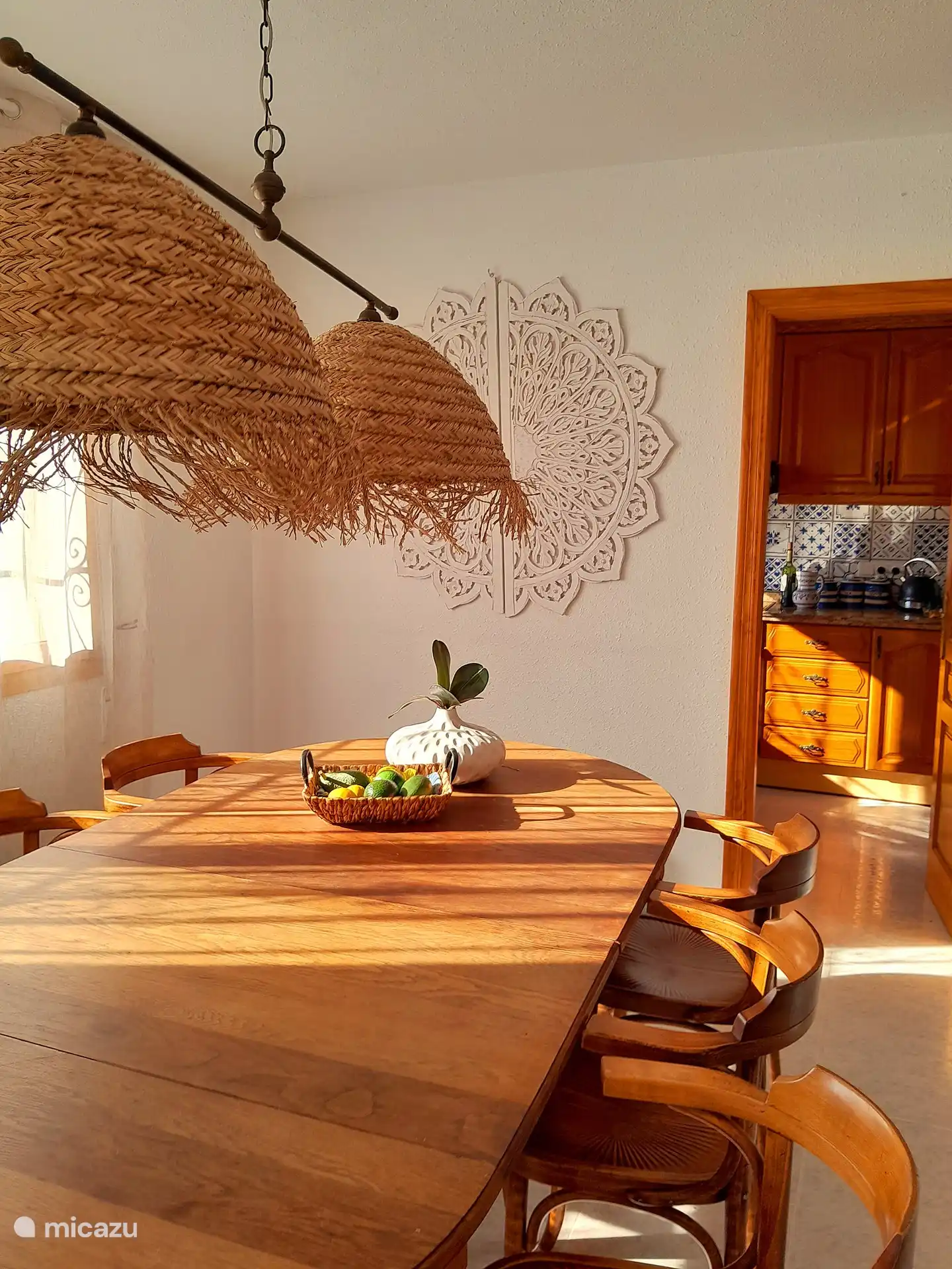 Grande table à manger, le petit déjeuner est prêt !