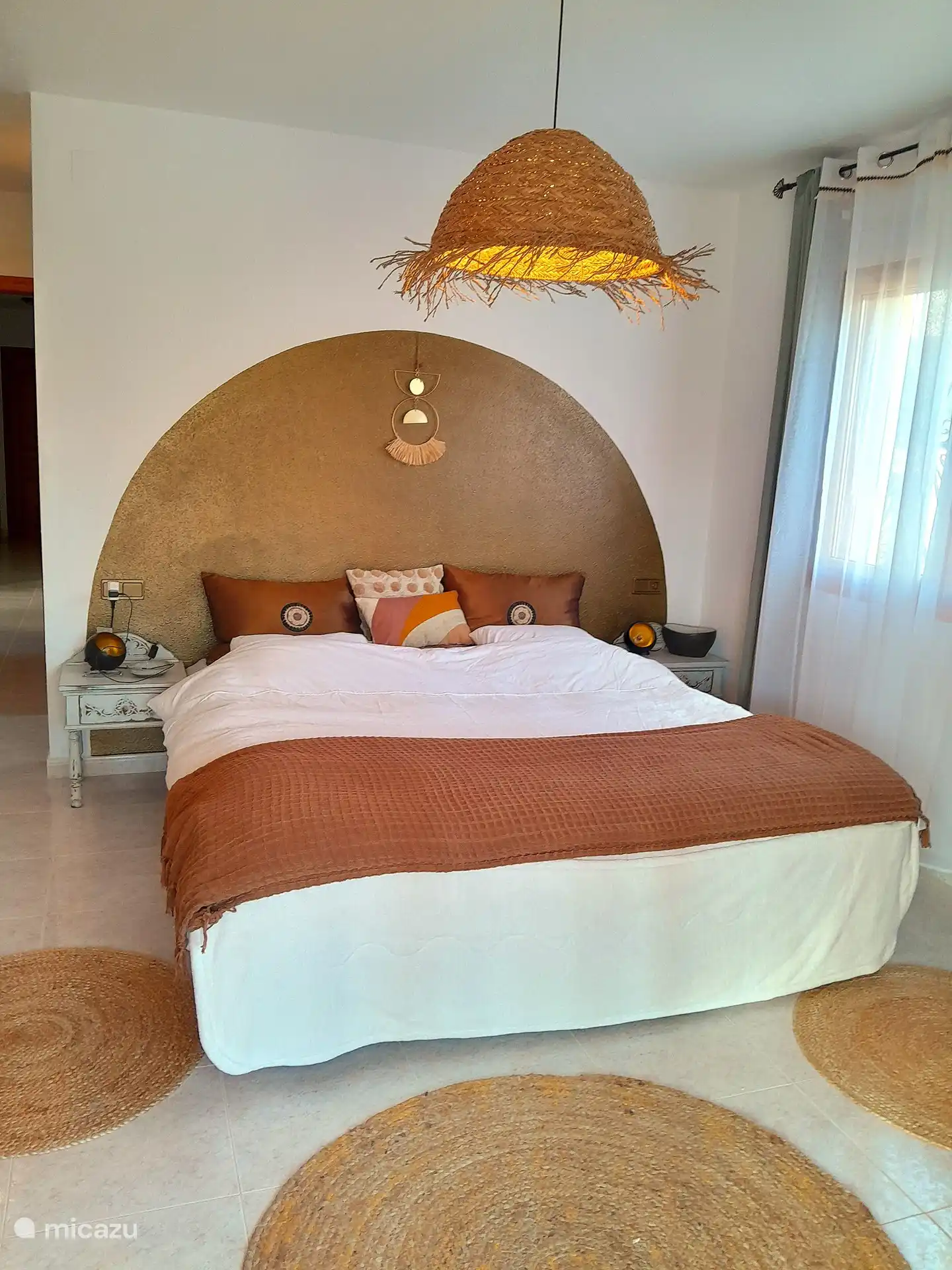 Chambre principale avec vue sur la piscine