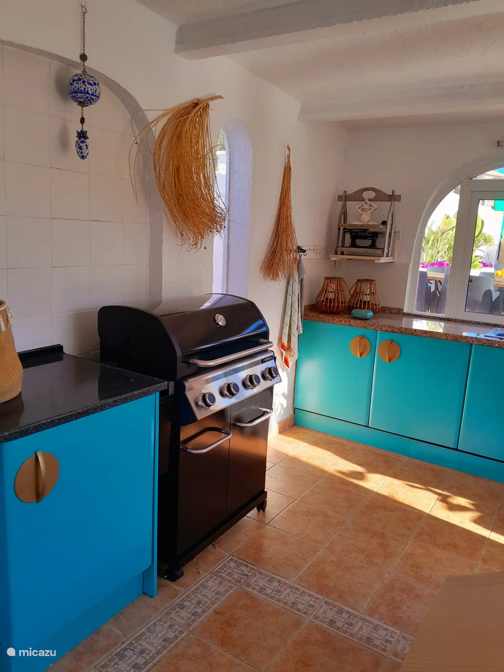 Grande cuisine extérieure, endroit pour ranger les vélos