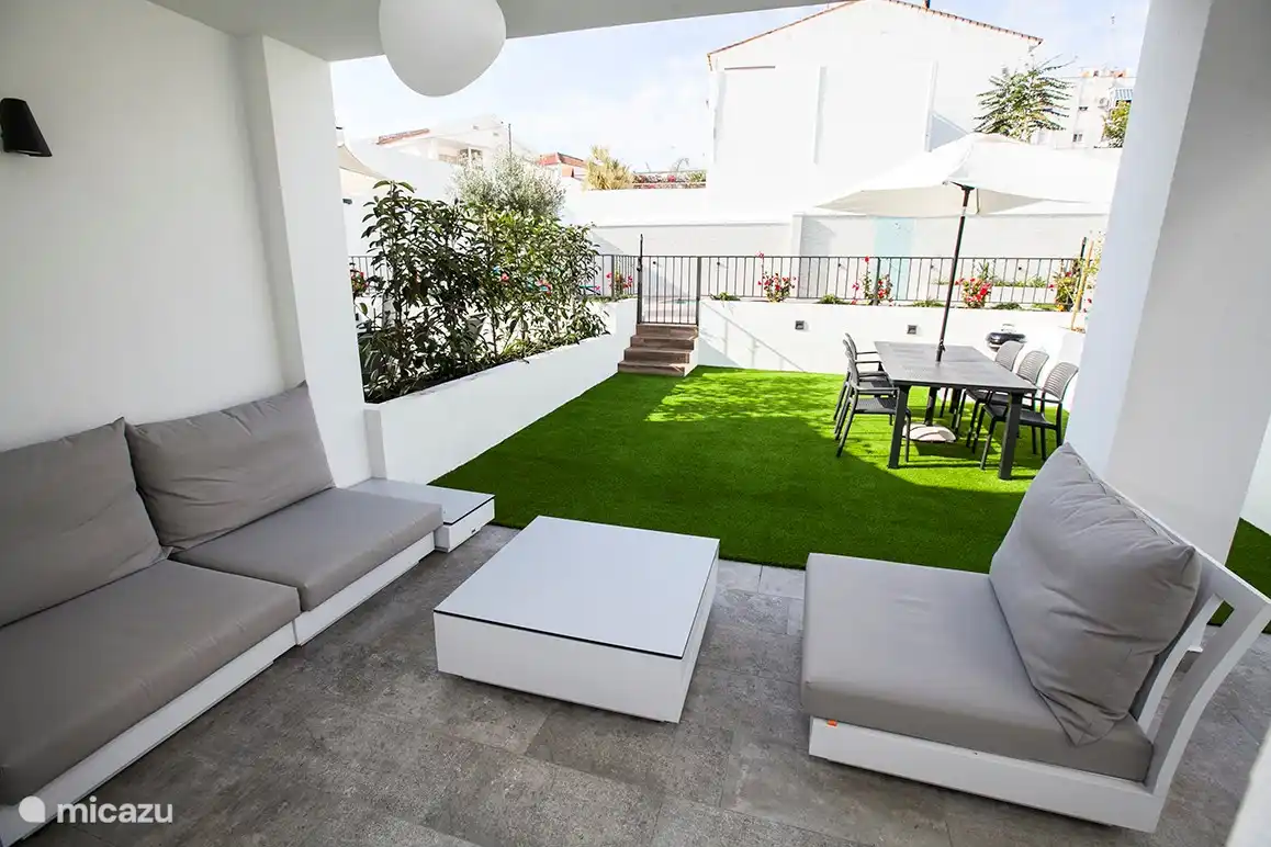 Privater Garten mit Lounge-Set und Esstisch
