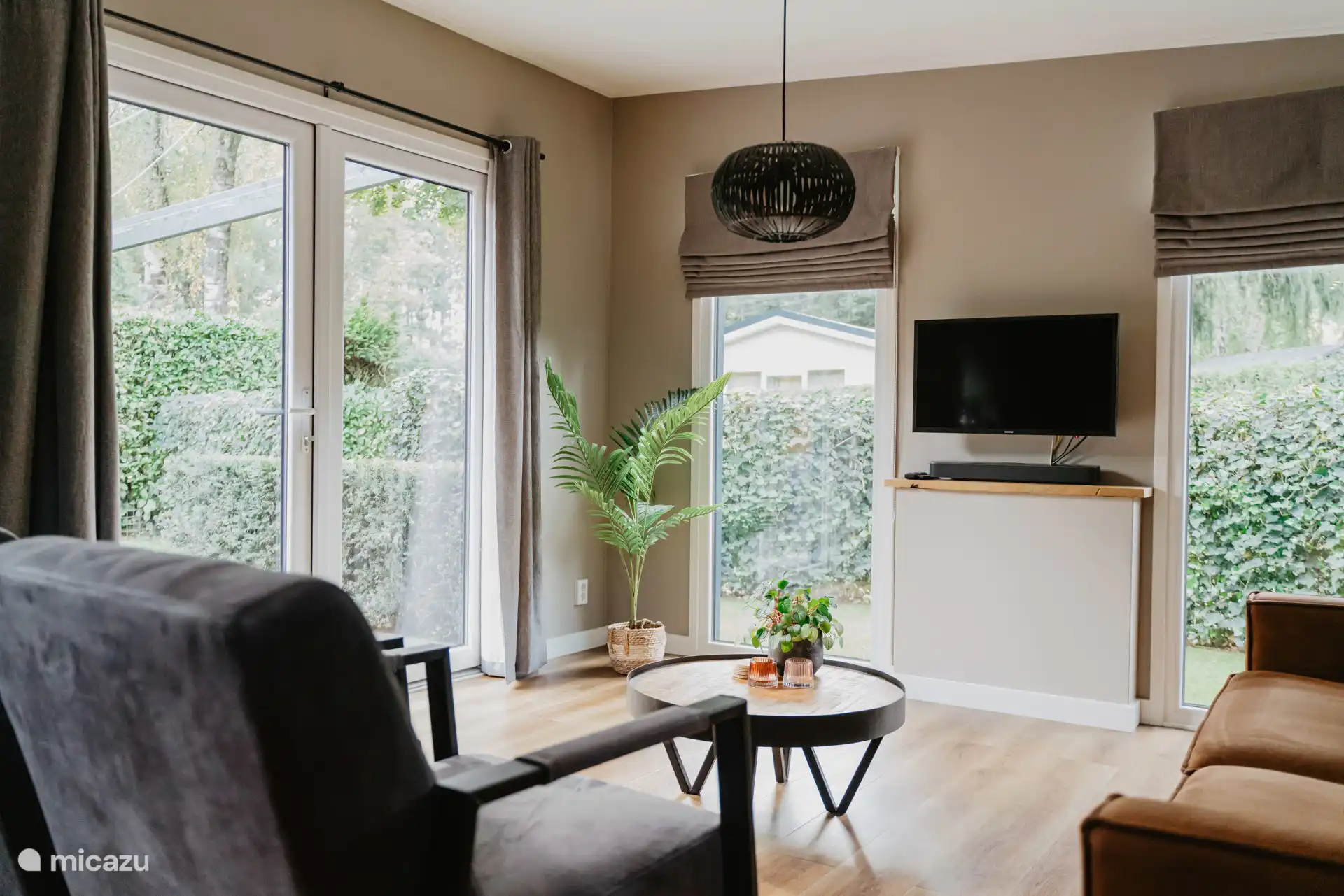 Les portes-fenêtre apportent l’impression de l’extérieur à l’intérieur.