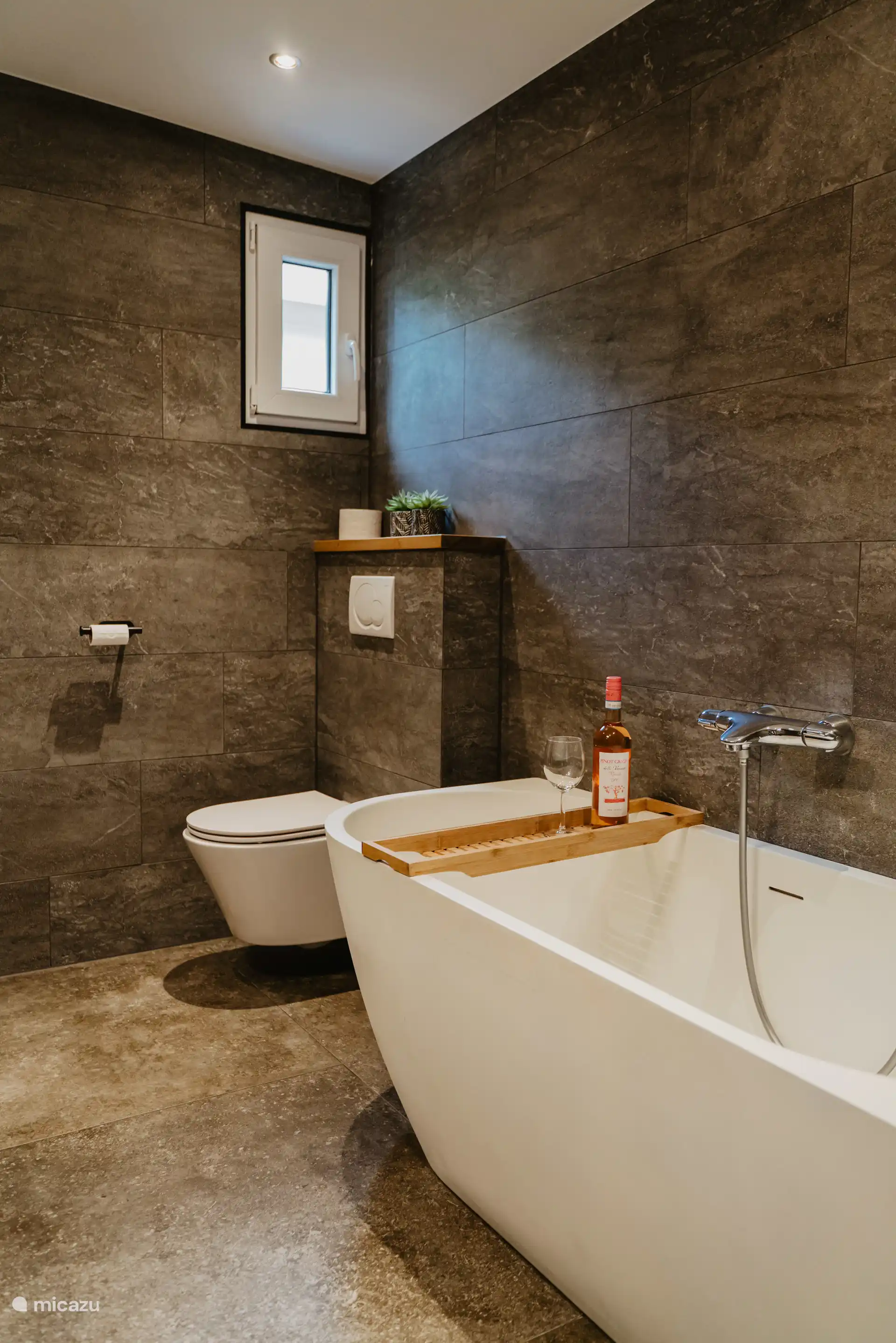 La salle de bain luxueuse dispose d’un joli chauffage par le sol et d’une salle de bain indépendante.