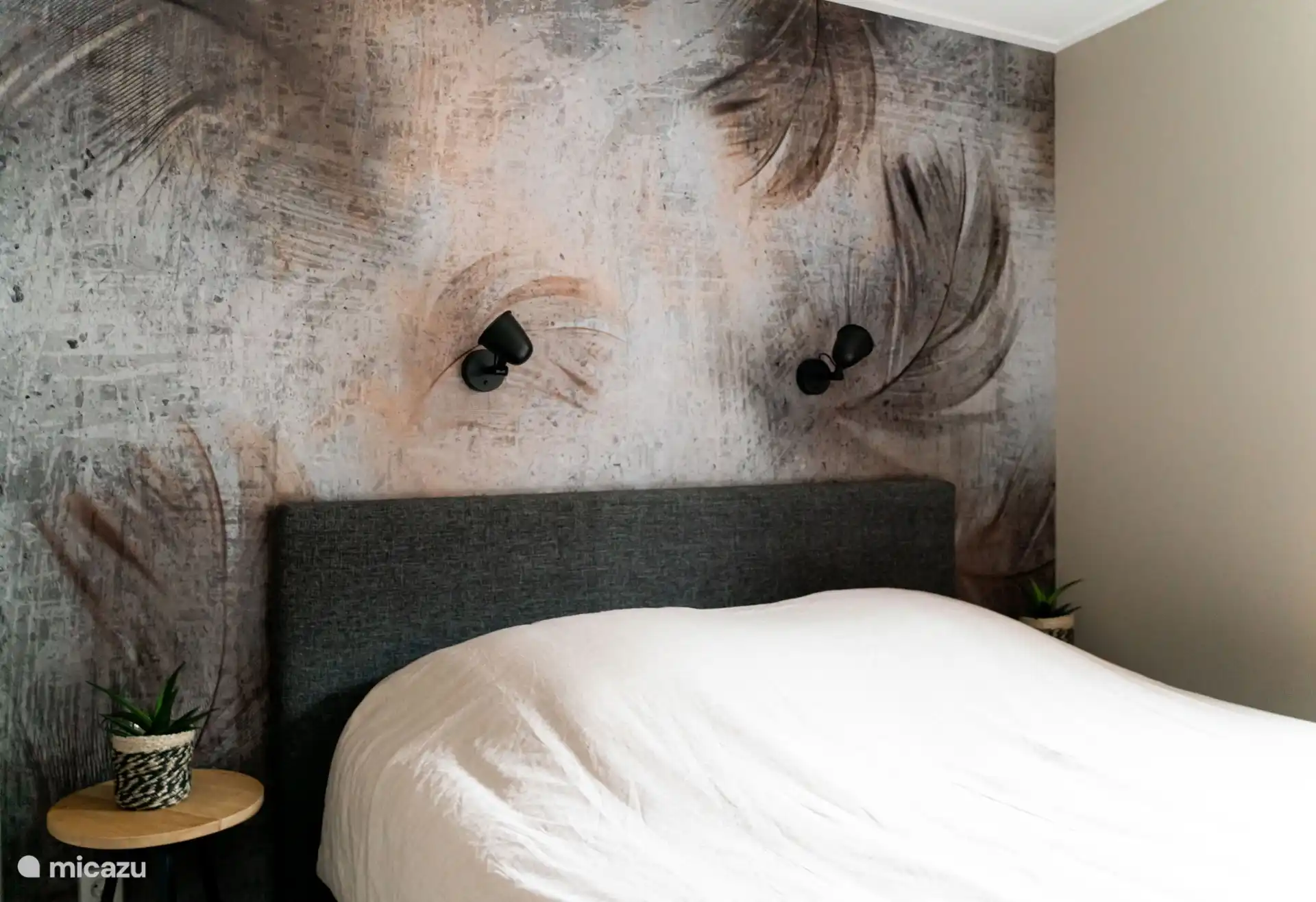 La première chambre a un lit double. Les lits sont faits pour vous à l’arrivée. Il y a des lumières de lecture au-dessus et des douilles à côté du lit. 