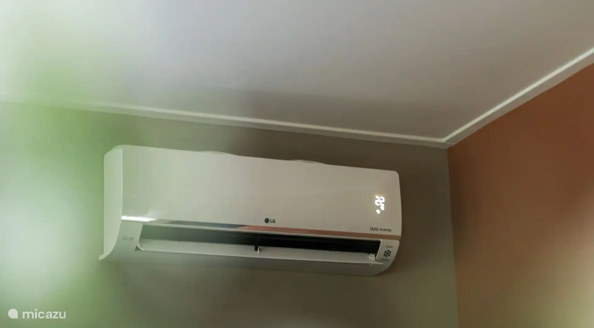 Au-dessus de la cuisine est suspendu un climatiseur. Cela souffle vers les chambres, ce qui permet aussi de refroidir là-bas. 