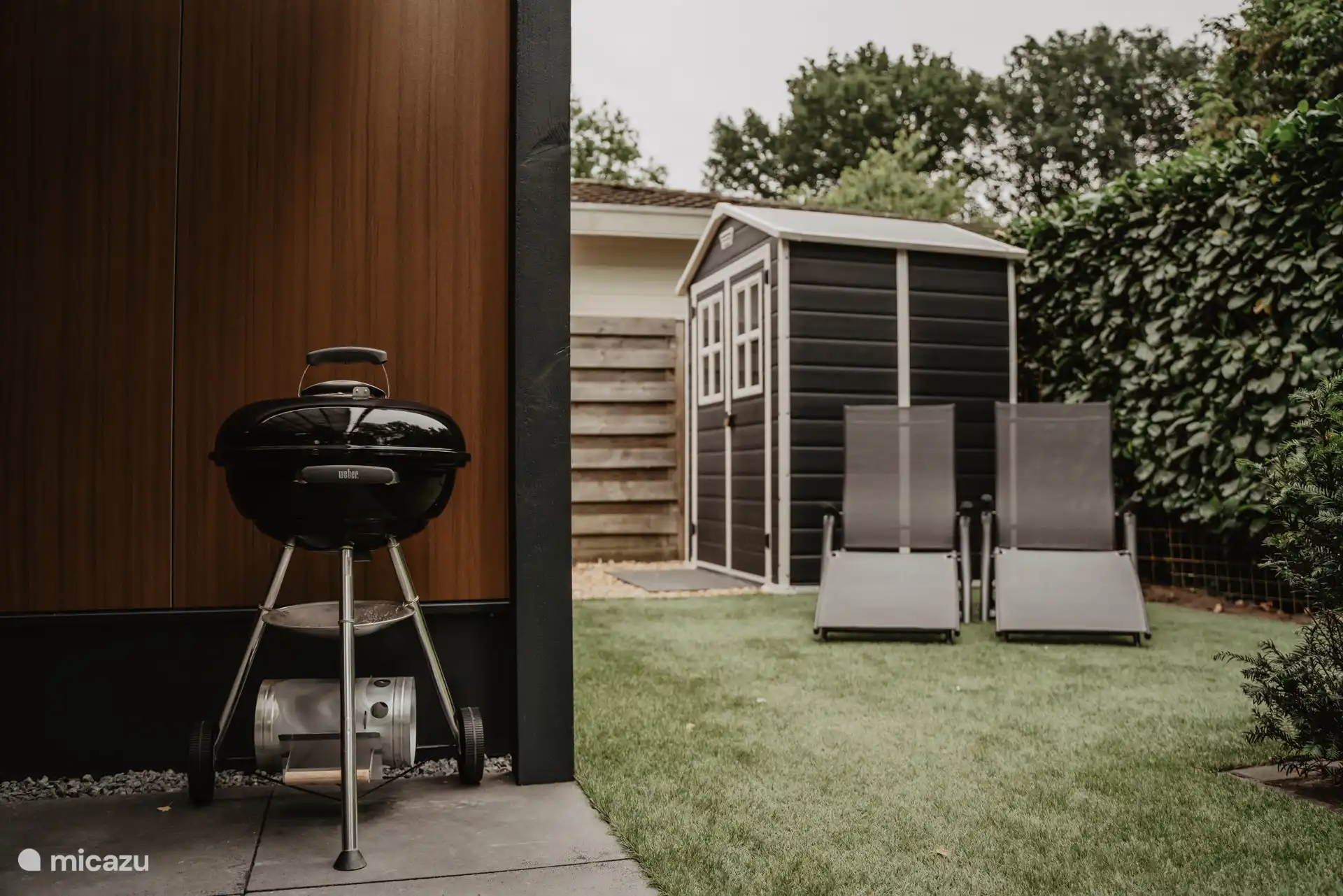 Un barbecue au charbon de bois est disponible. Il y a aussi une salle de stockage où, par exemple, on peut placer deux vélos. 