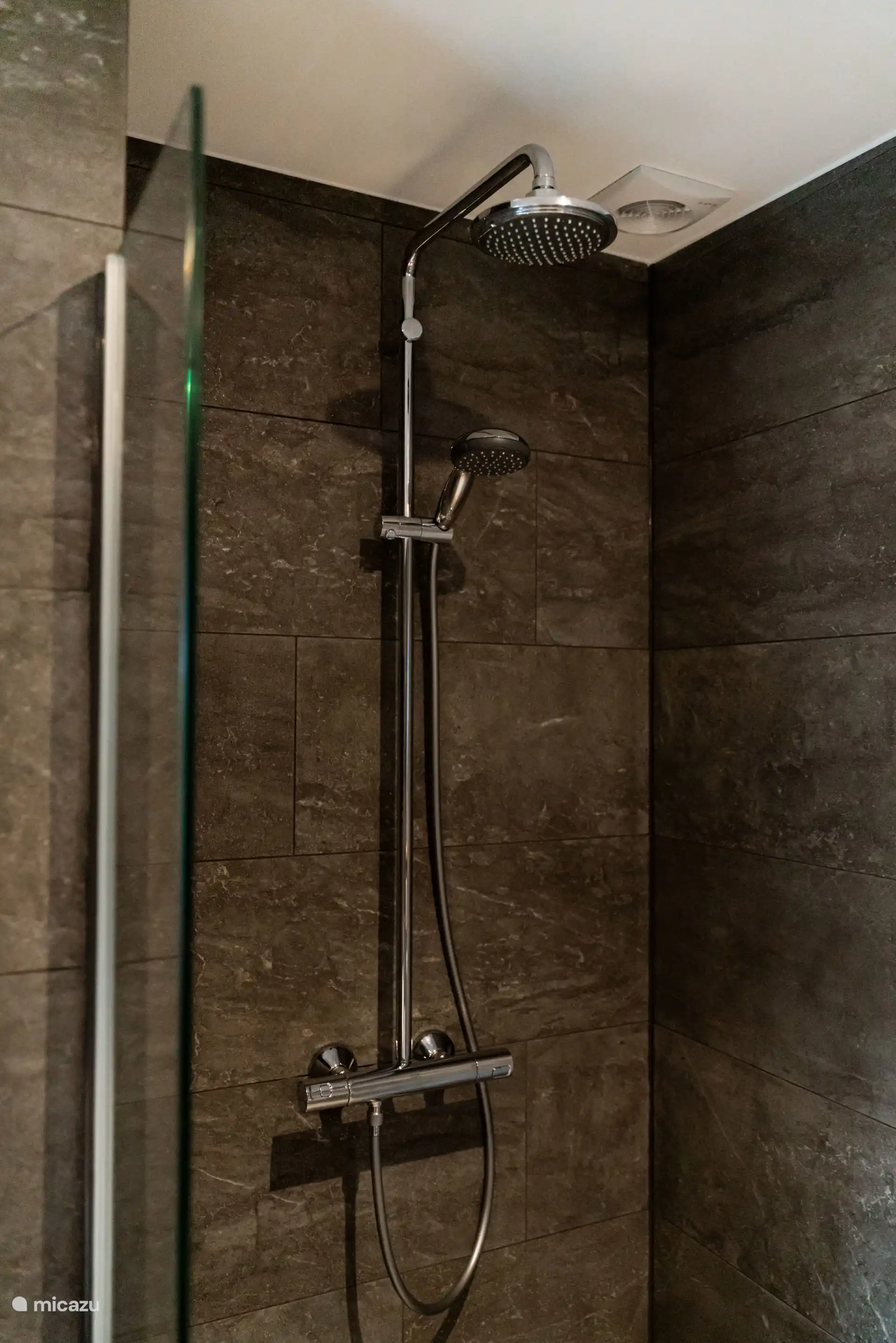 Une douche à l’italienne spacieuse (pluie).