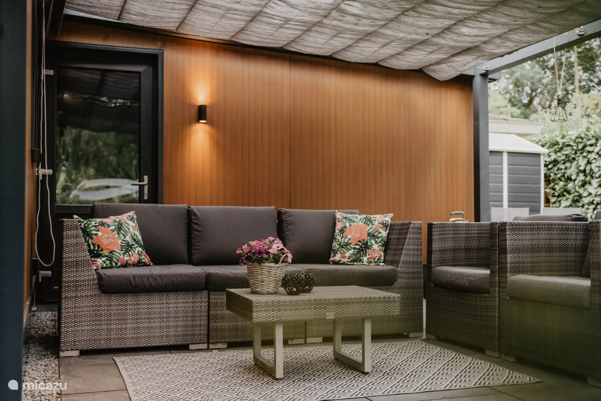 La terrasse est équipée d’un tissu d’ombrage afin que vous puissiez aussi vous asseoir à l’ombre pendant les journées chaudes. 