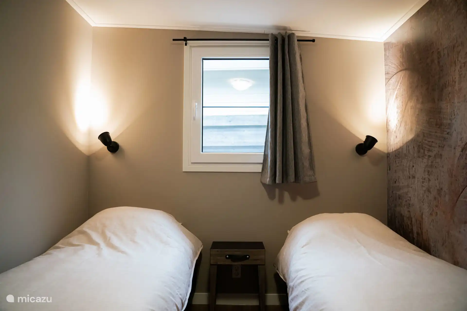 La deuxième chambre a des lits simples qui peuvent être écartés ou ensemble. Les deux lits ont une lumière de lecture. 