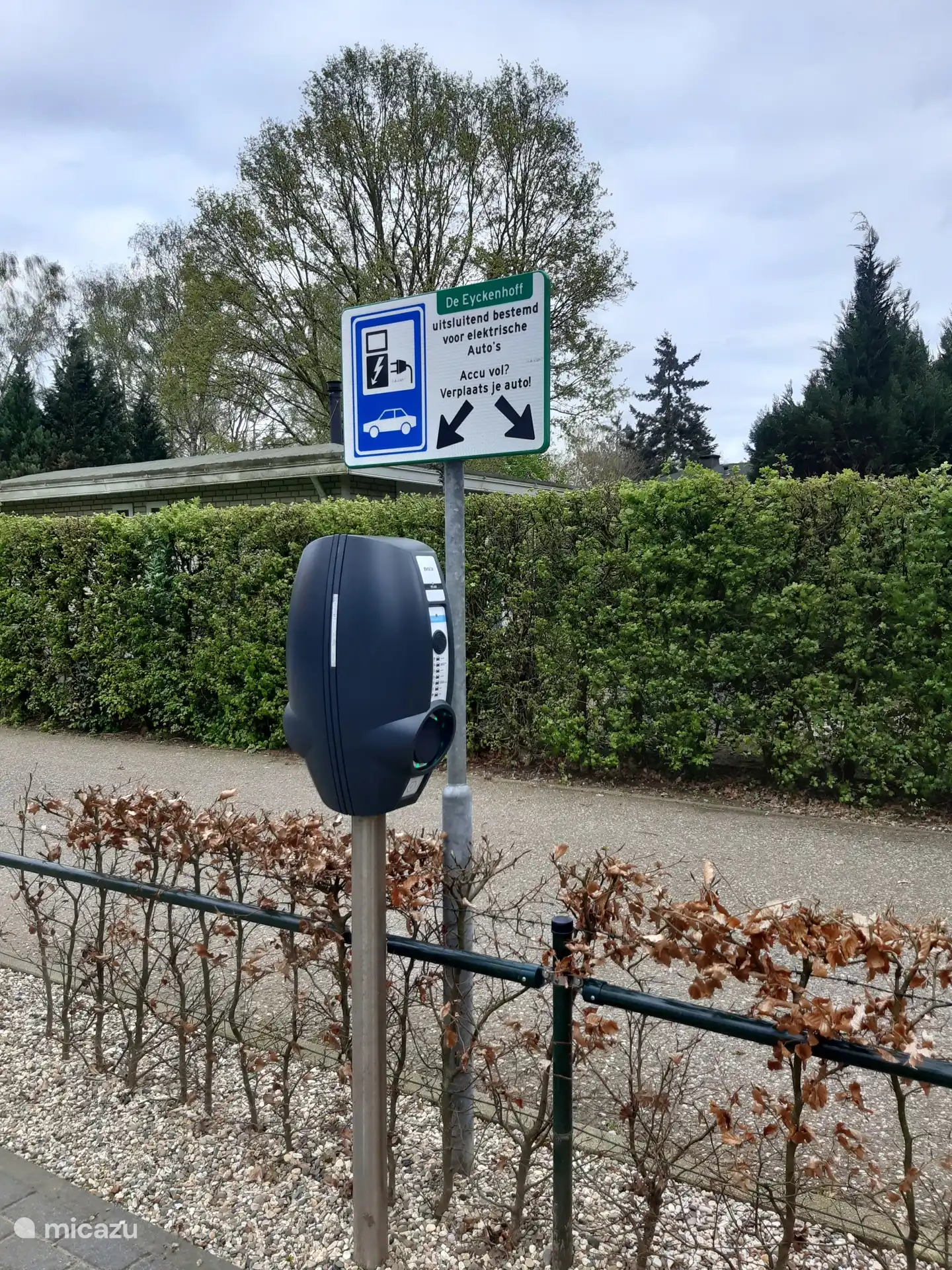 Il y a une station de recharge pour voitures électriques dans le parc.
