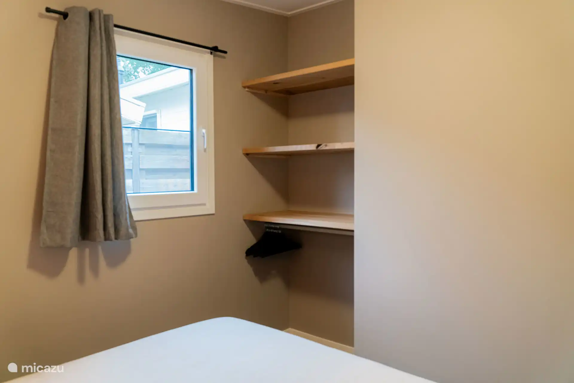 Beaucoup d’espace de rangement pour les vêtements. 
