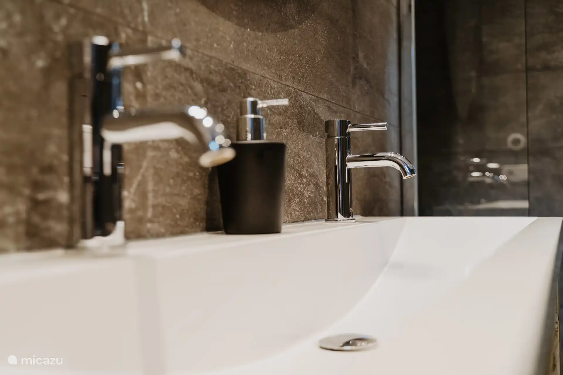 Du savon pour les mains est aussi disponible dans la salle de bain