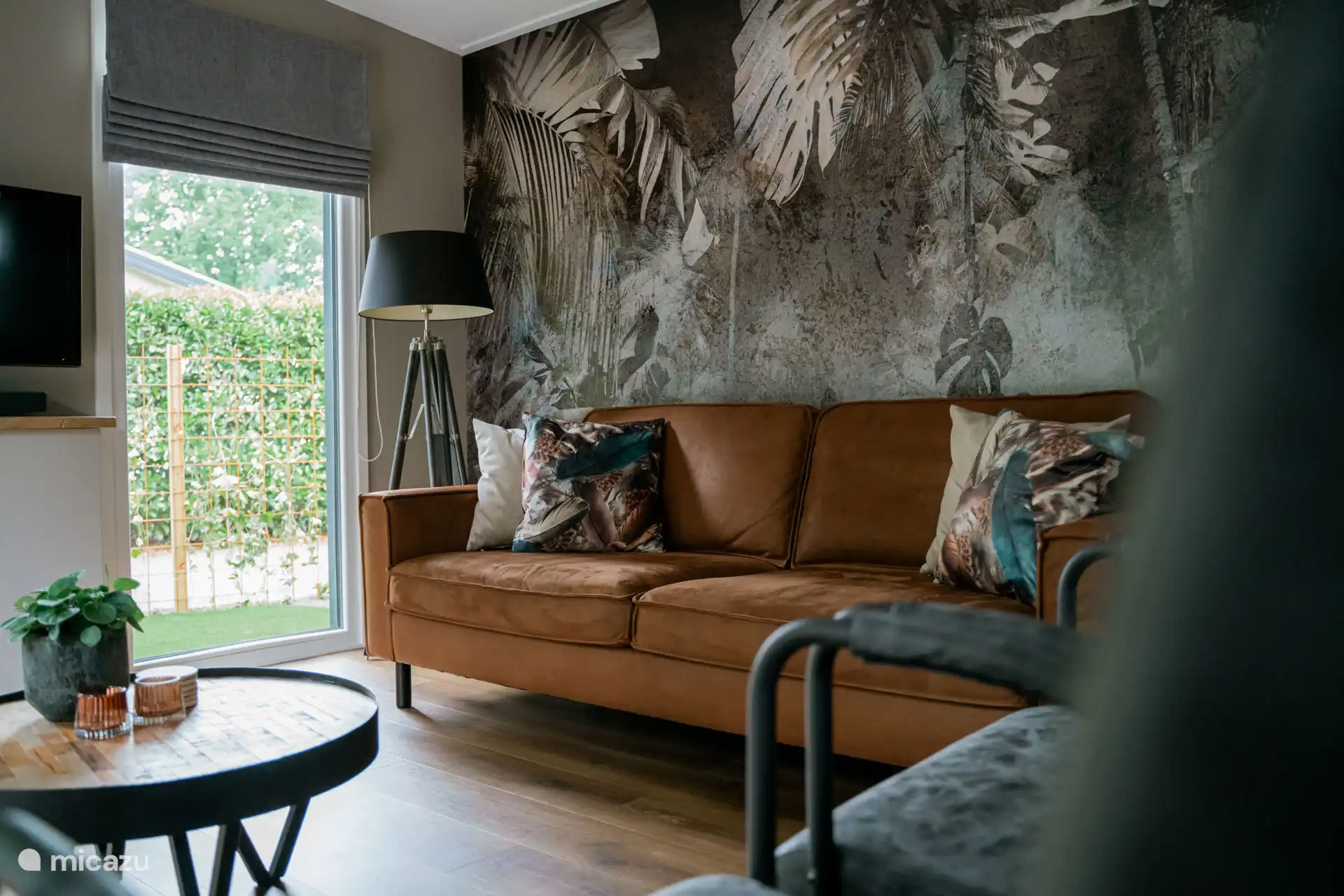 Le salon a une atmosphère chaleureuse et chaleureuse.