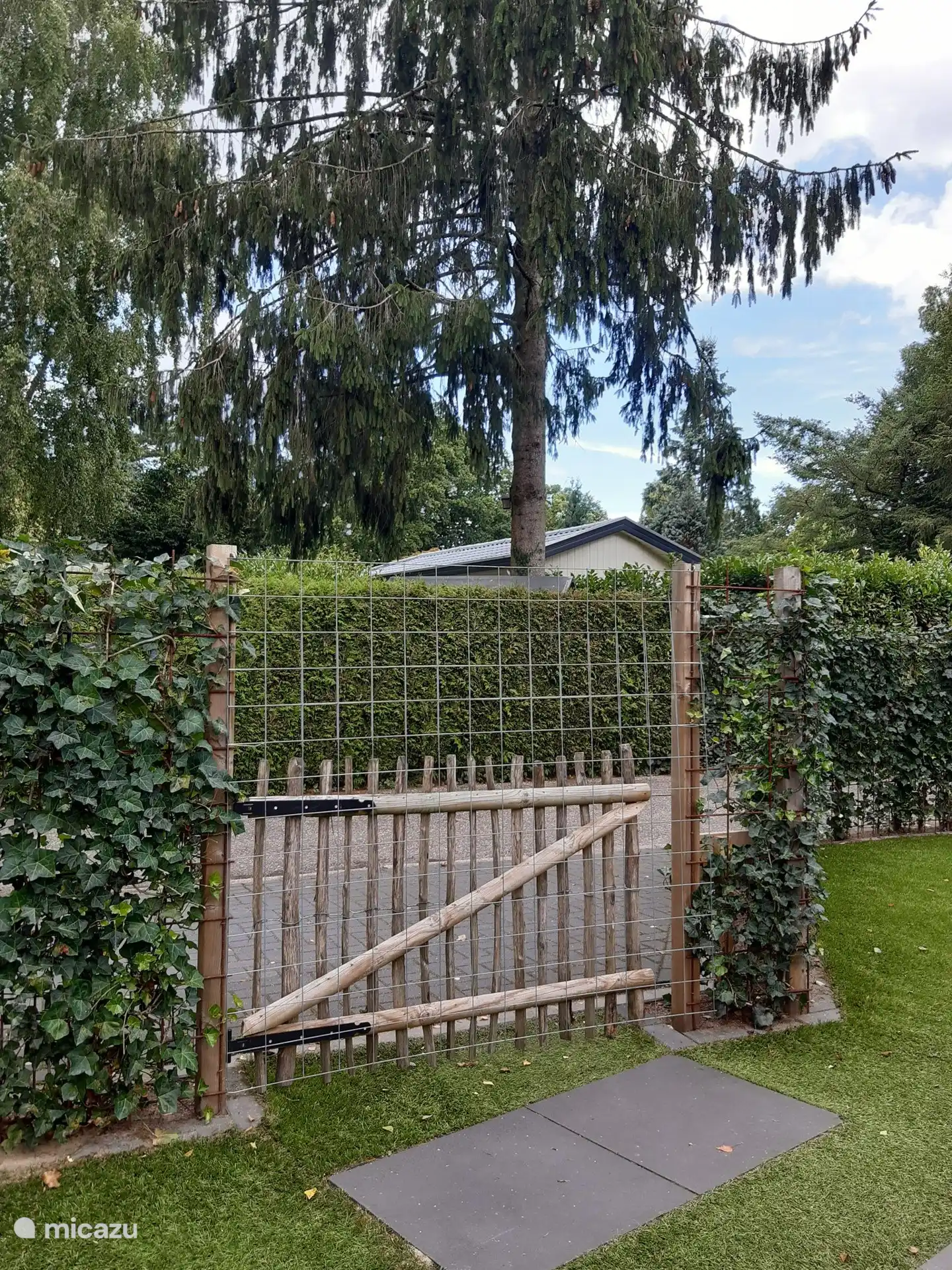 Le jardin est entièrement clôturé (tout mesure au moins 150 cm de haut). Vous y verrez également le parking privé. 