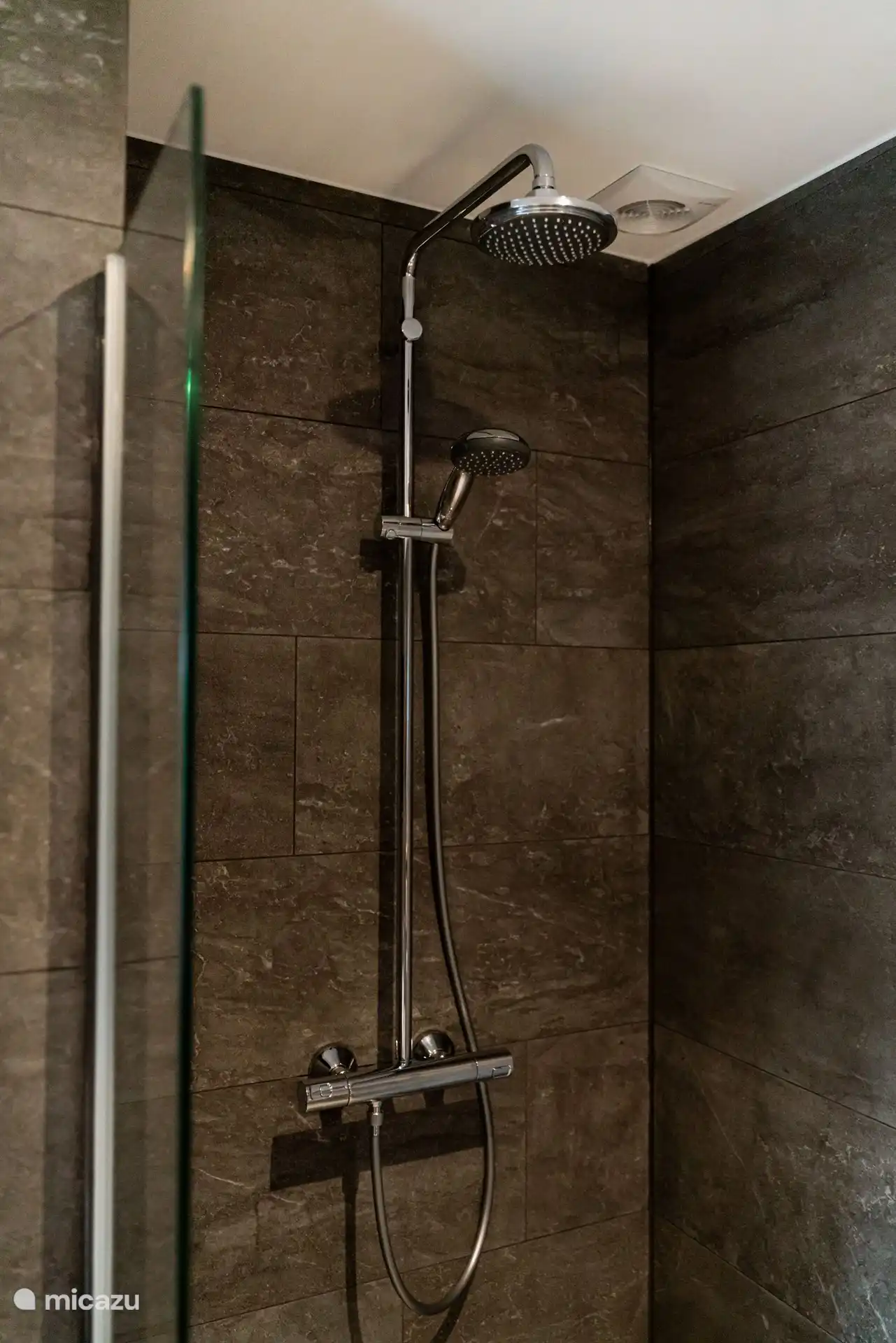 Begehbare Dusche mit Regendusche