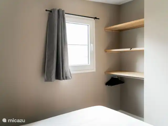 Attrayant et luxueux Boshuisje 33 @Veluwe | Pays-Bas, Gueldre, Wells - chalet Chambre 1 : suffisamment d’espace de rangement pour les vêtements