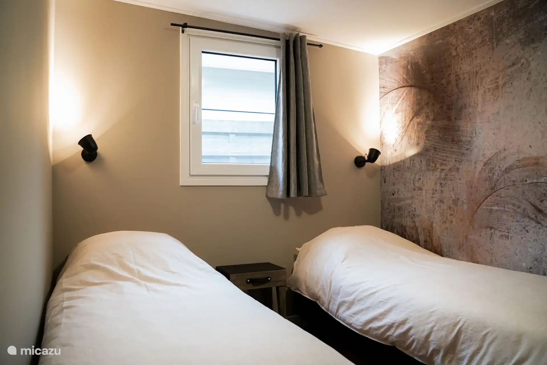 Schlafzimmer 2: verfügt über 2 Einzelbetten, die auch zusammengeschoben werden können. Leselampen hängen über den Betten