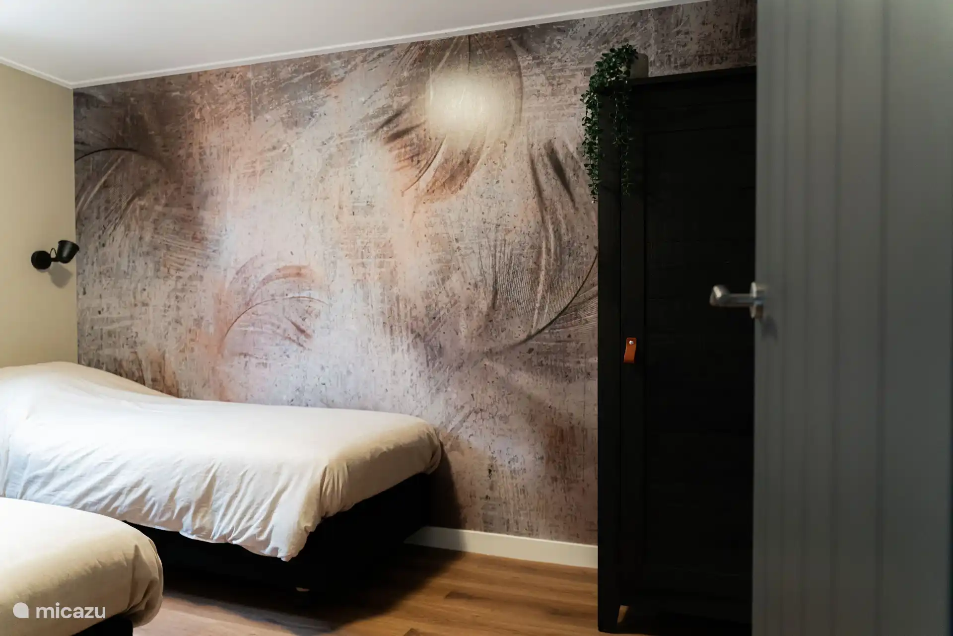 Schlafzimmer 2: Ein großer Kleiderschrank steht für Kleidung zur Verfügung. Es gibt auch genügend Platz, um ein Campingbett aufzustellen.