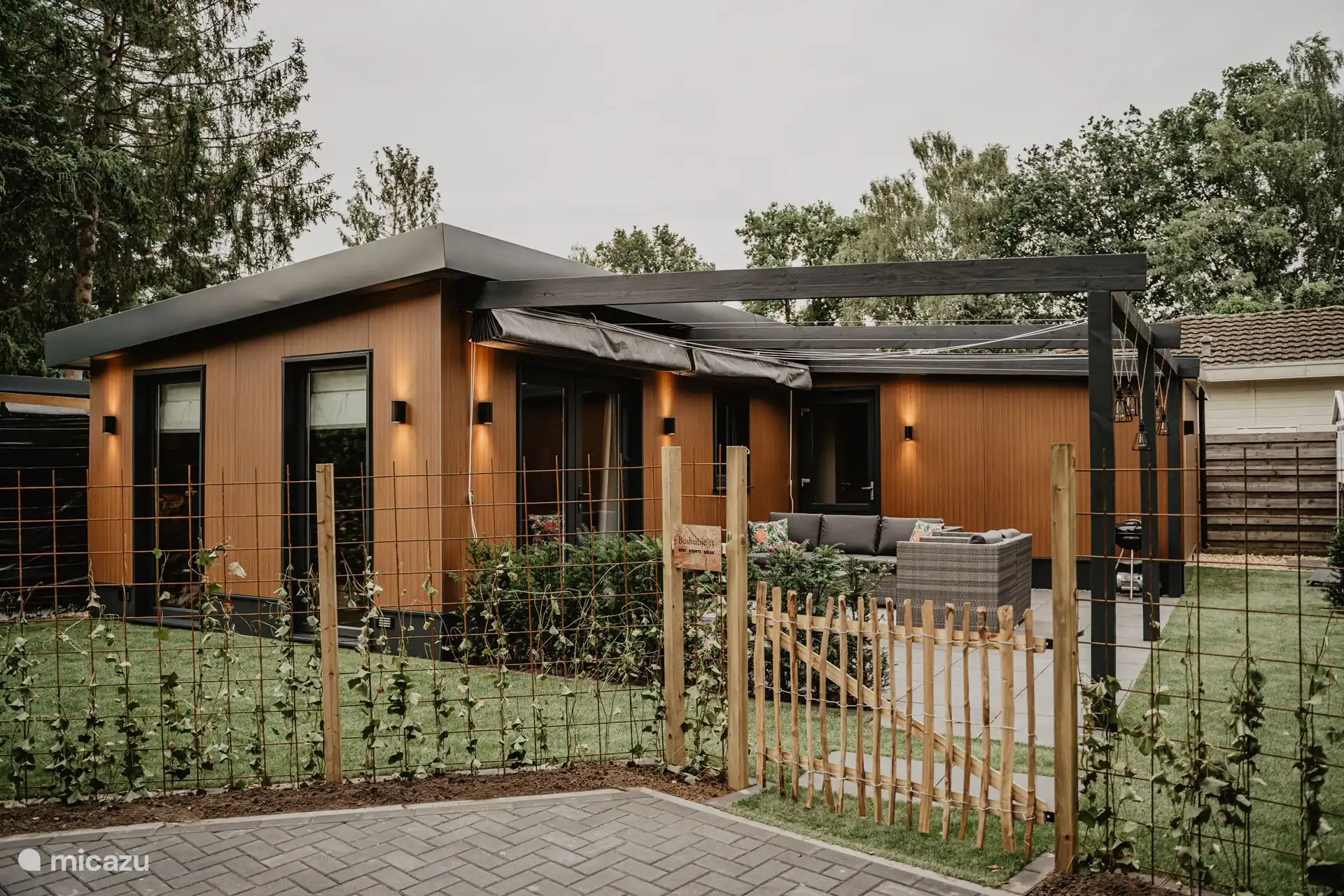 Vollständig eingezäunter Garten (der Zaun kann erhöht werden, so dass alles eine Mindesthöhe von 150 cm hat)