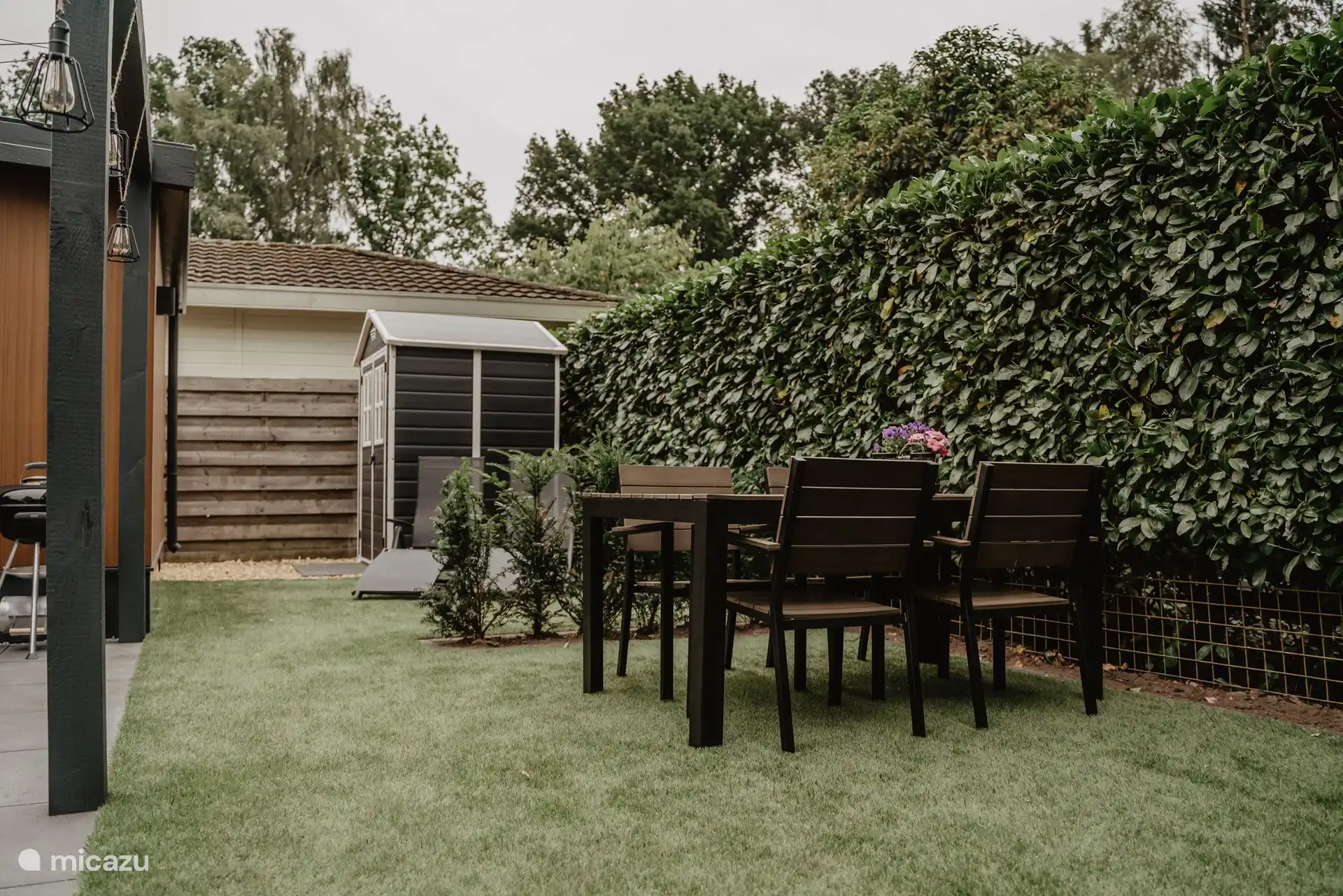 Im Garten können Sie die vielen Vögel zwitschern hören und die Eichhörnchen sehen, die über die Äste der Bäume laufen.