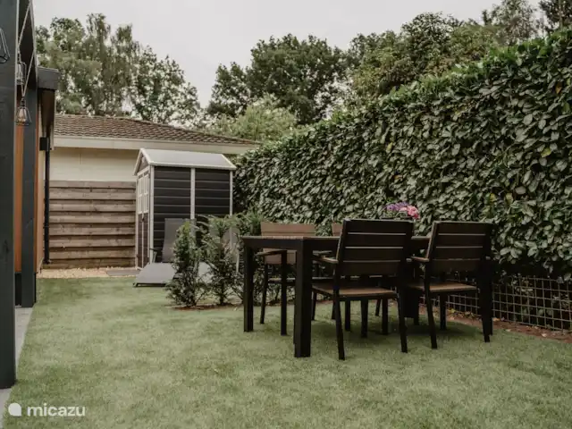 Attrayant et luxueux Boshuisje 33 @Veluwe | Pays-Bas, Gueldre, Wells - chalet Dans le jardin, vous pouvez entendre le chant des nombreux oiseaux et voir les écureuils courir sur les branches des arbres.
