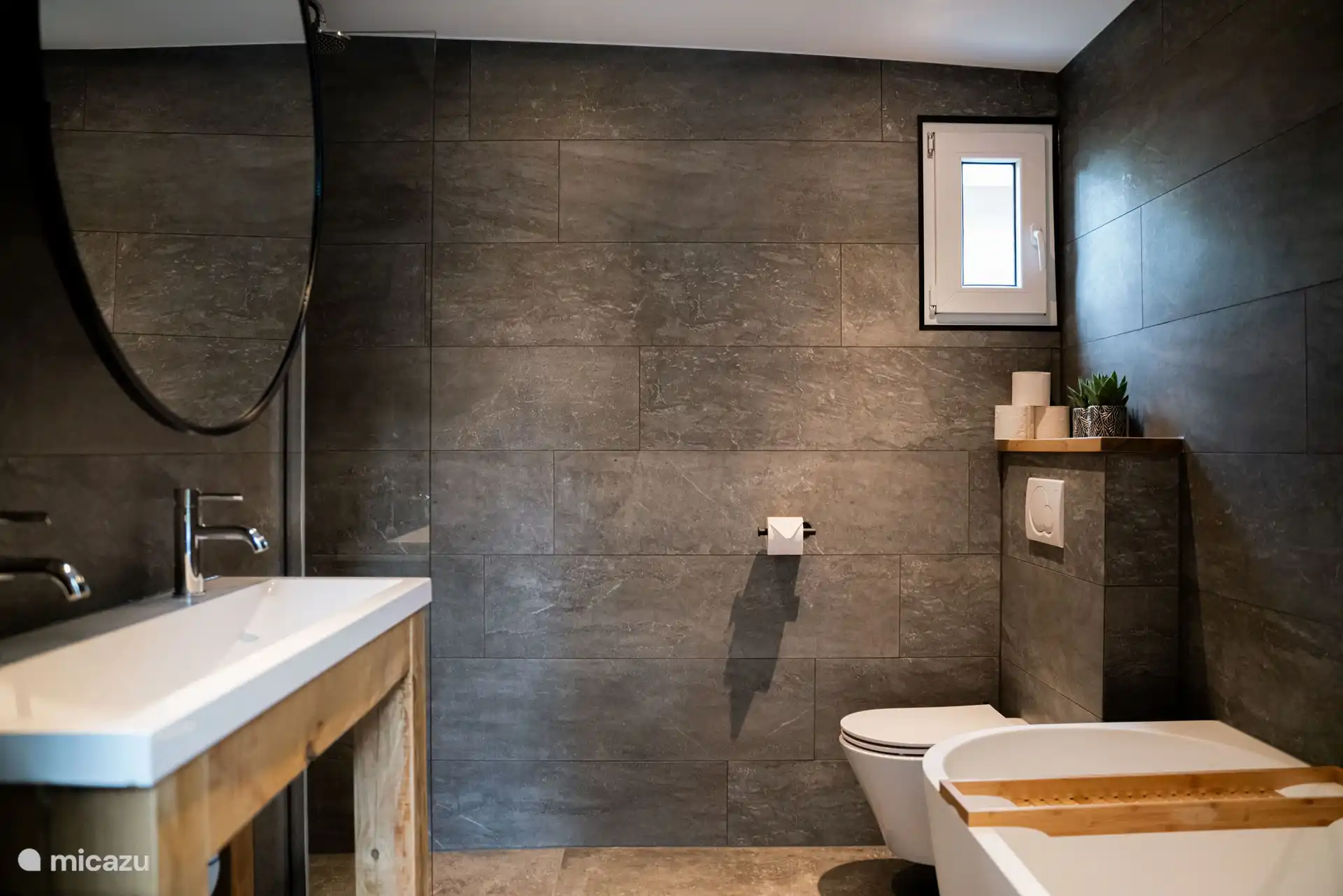 Das luxuriöse Badezimmer verfügt über eine schöne Fußbodenheizung