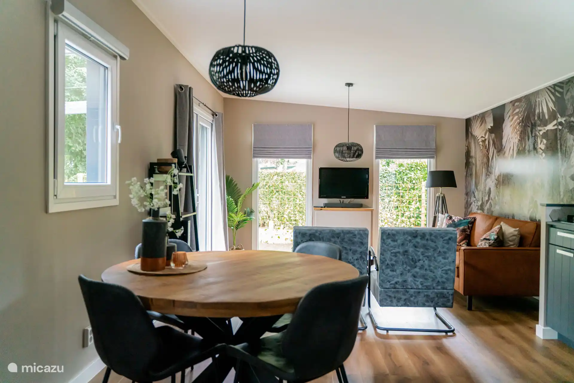 Es gibt einen separaten Sitz- und Essbereich